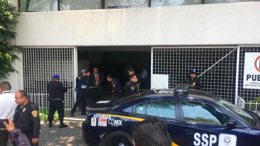 "¡Déjenme ver a mi bebé!", suplica madre de presunto ladrón abatido en banco (VIDEO)