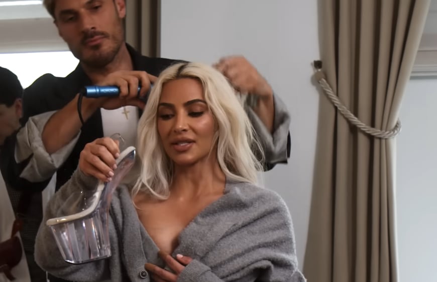 Kim Kardashian muestra los zapatos sin tacón que usó en la MET Gala 2024.