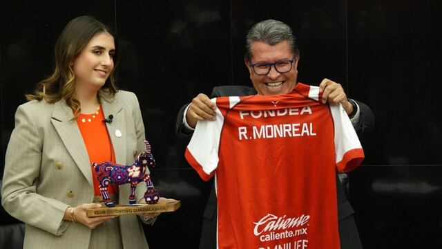 El senador Ricardo Monreal, coordinador de la JUCOPO, mostró su playera personalizada del equipo de las Chivas en el Senado de la República