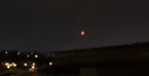 Luces rojas aparecen en el cielo de Ecuador