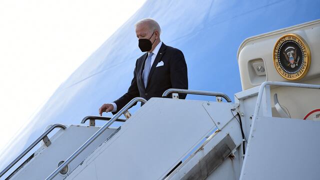 Autorizan mandato de Joe Biden para que empresas vacunen a sus empleados