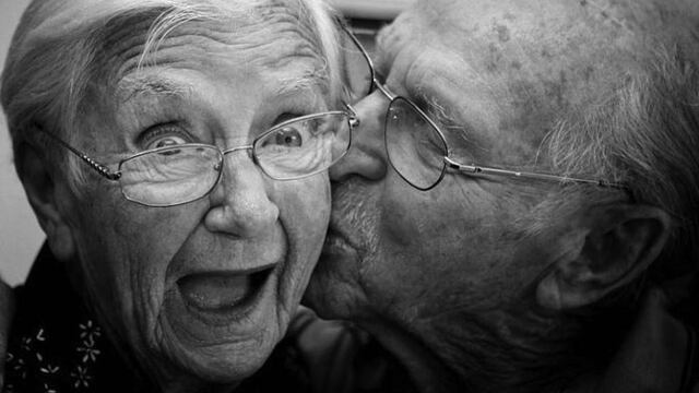 Anciano acosa a suegra.