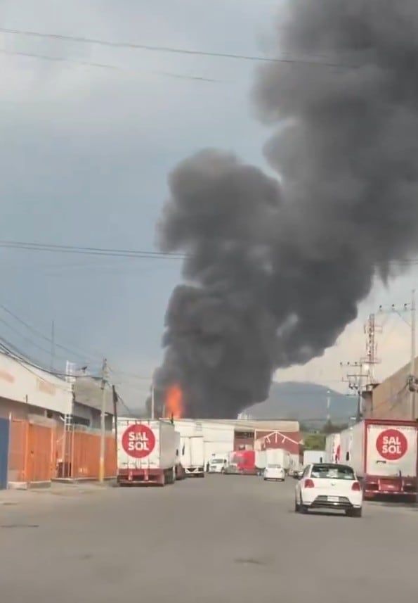 Dos pipas cargadas con diésel generaron un incendio en una zona industrial de Tlalnepantla