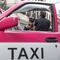VIDEO: Taxista intenta atropellar a personal de Semov para evitar multa por invadir carril del Mexibús