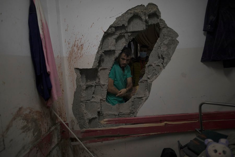 Un médico observa los daños causados en un ataque israelí contra el hospital Naser de Jan Yunis