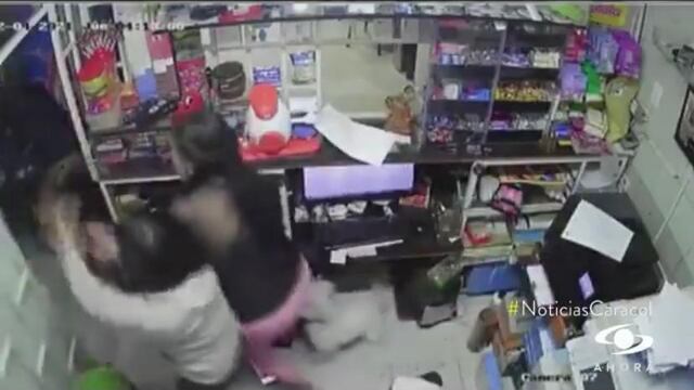 Niña enfrenta con machete a ladrón