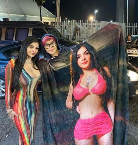 Karely Ruiz junto a un fan con su cobija