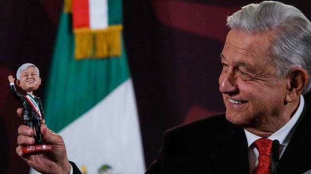 Un reportero hizo entrega de un muñeco cabezón de su persona al presidente Andrés Manuel López Obrador durante la conferencia de prensa mañanera