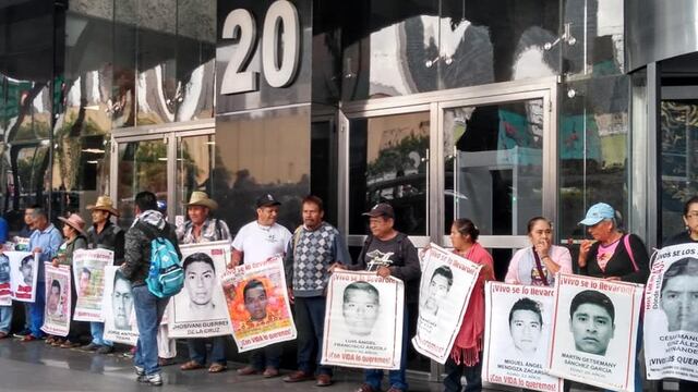 Padres y madres de los 43 protestan en la Fiscalía General de la República.
