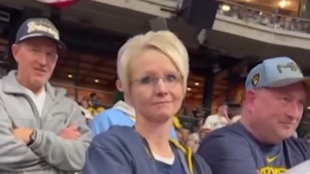 Fanática de Brewers amenazó a fan latino de Dodgers con llamar a agentes de ICE
