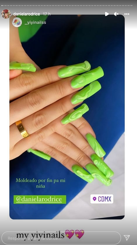 Daniela Rodrice muestra diseño de uñas.