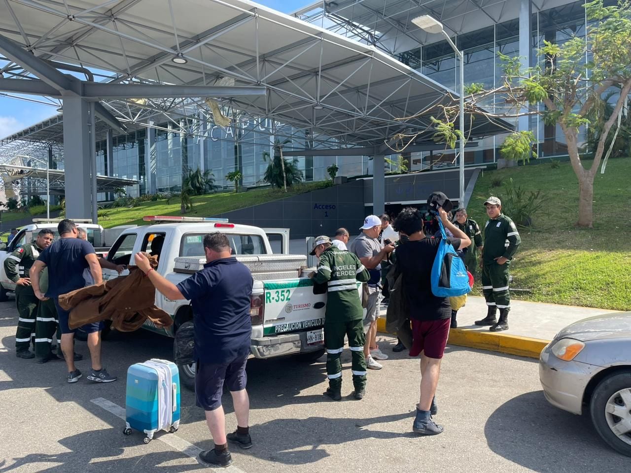 Turistas evacuan Acapulco