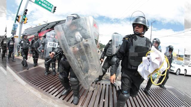Los manifestantes advirtieron al secretario de Gobierno, Flavino Ríos Alvarado que si “quiere guerra, guerra tendrá” pues están dispuestos a quemar el Palacio de Gobierno de ser necesario.