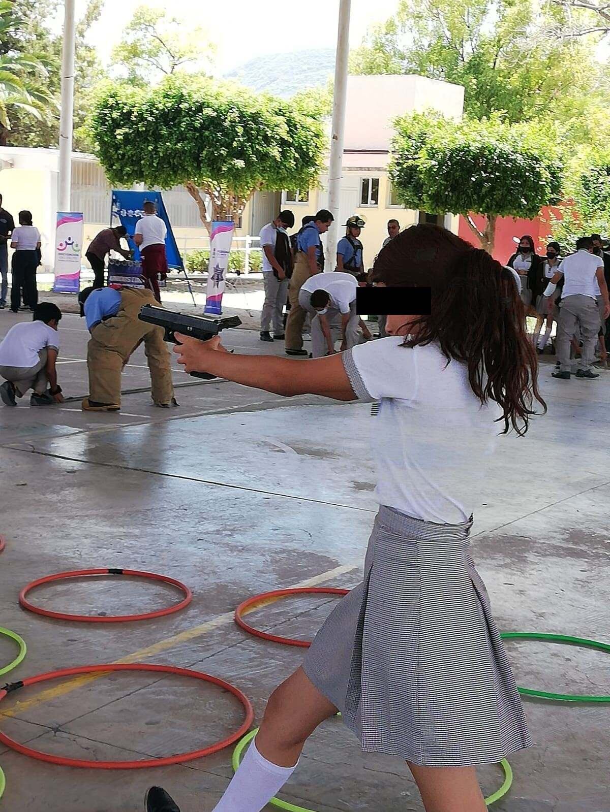 Policías de Guanajuato enseñan a estudiantes a usar armas