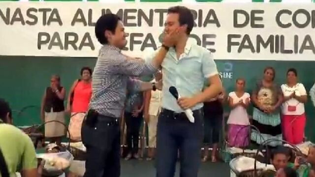Luis Humberto Morales Paniagua en el momento en que le devuelve la cachetada que le dio Velasco.