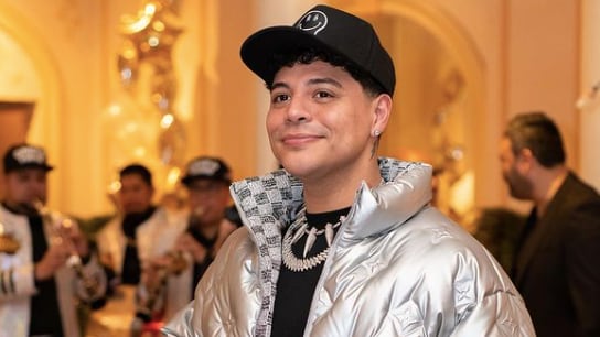 ¿Quién es Eduin Caz? El vocalista de Grupo Firme se estampó contra el suelo, pero no soltó el vicio