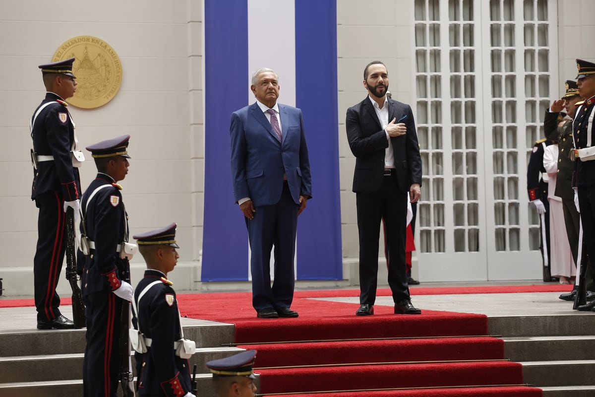 El mandatario de El Salvador, Nayib Bukele, recibe a su homólogo de México, Andrés Manuel López Obrador.