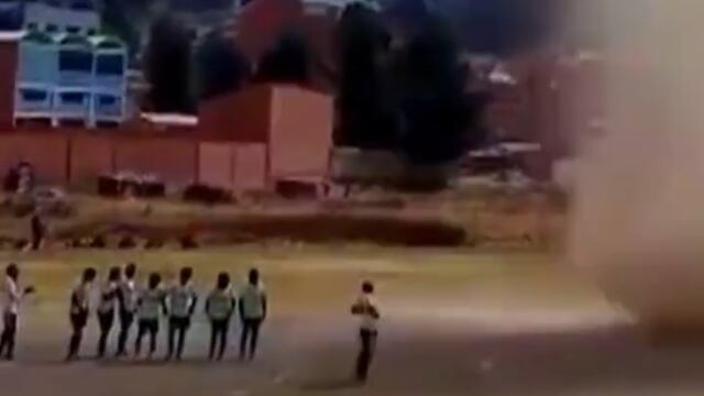 Remolino afecta partido de fútbol en Bolivia