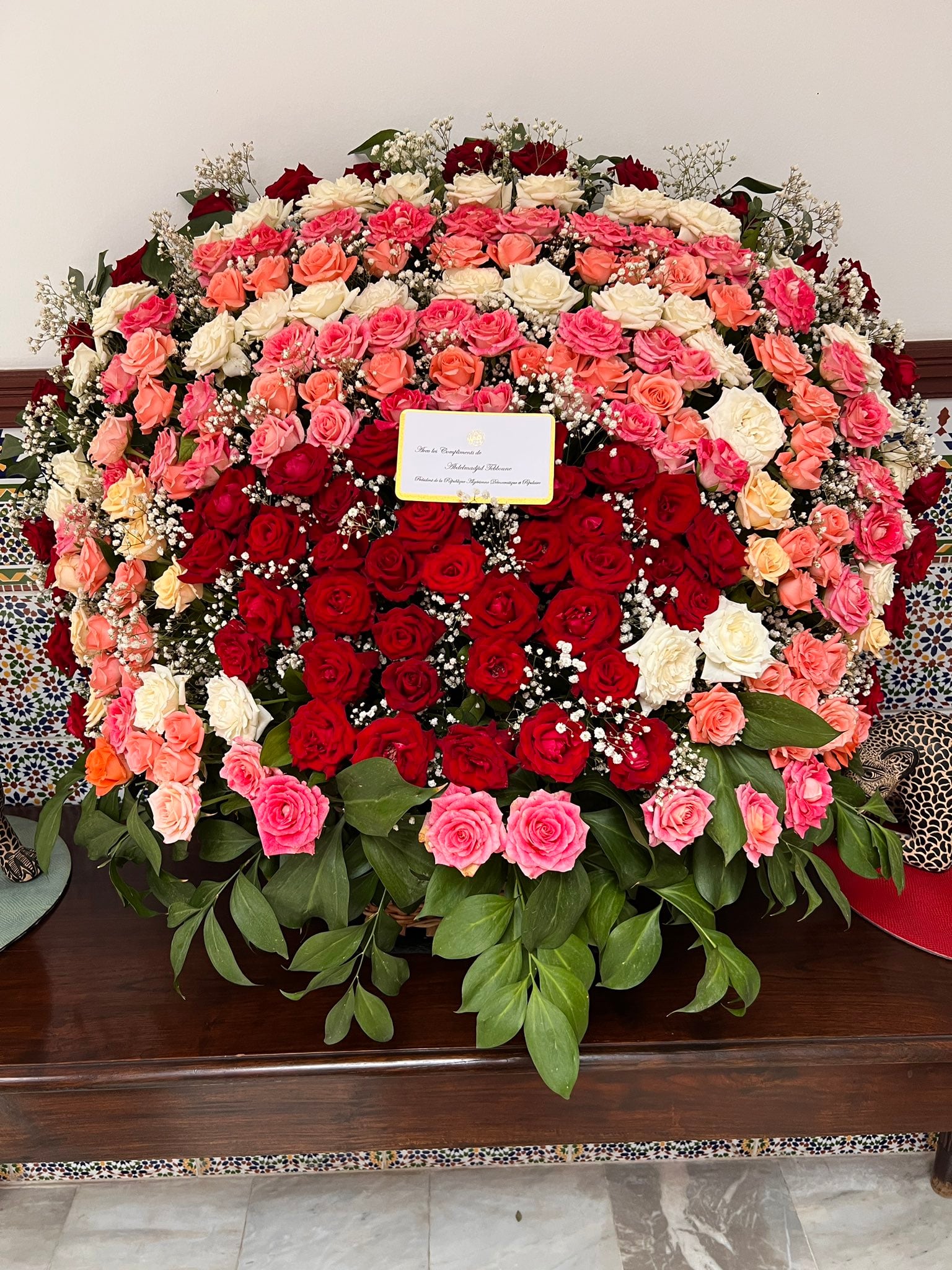 Argelia manda flores a la Embajada de México por su aniversario de Independencia