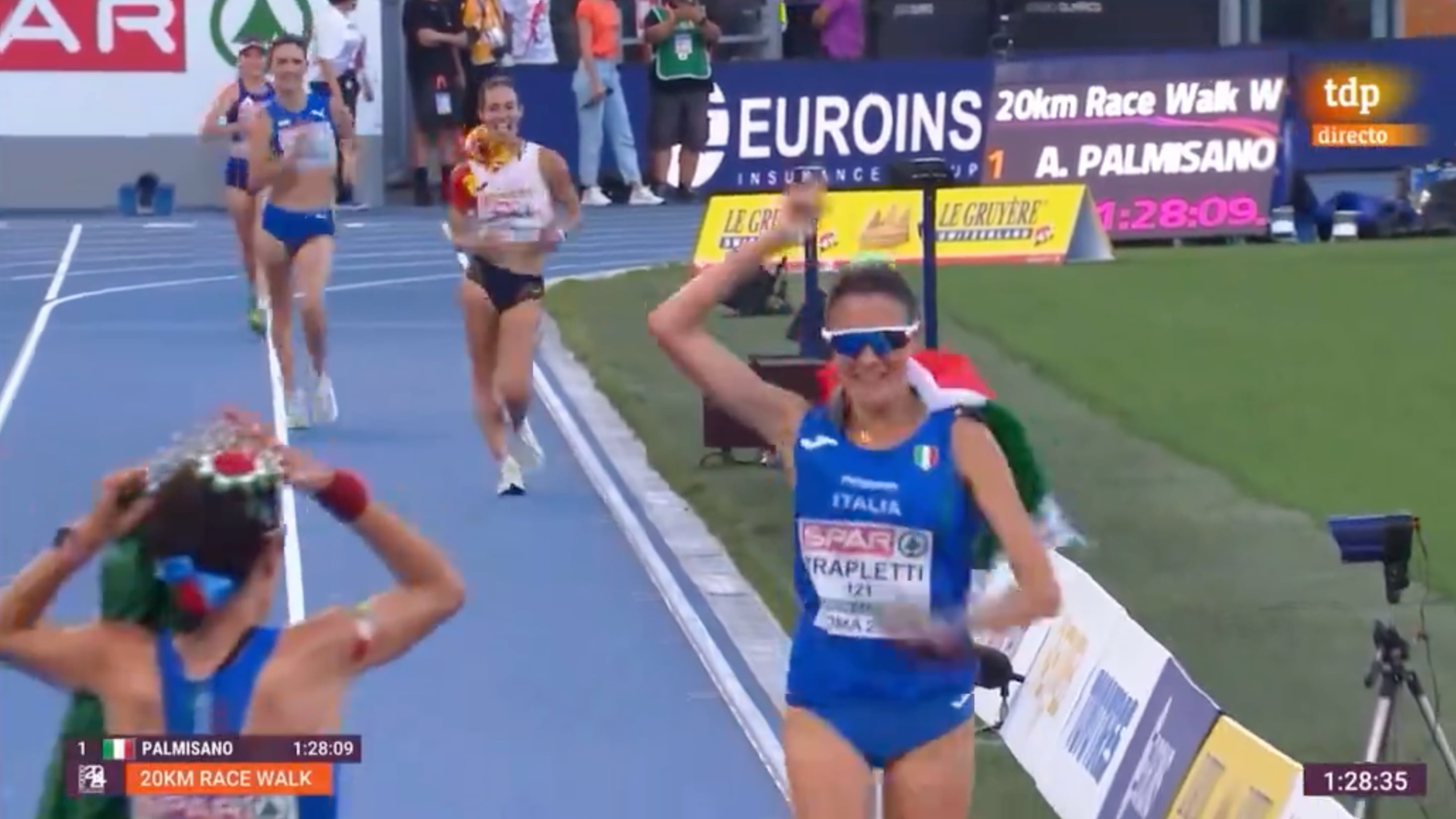 ¡Por celebrar antes de tiempo! Atleta pierde medalla por festejar previo a cruzar la meta