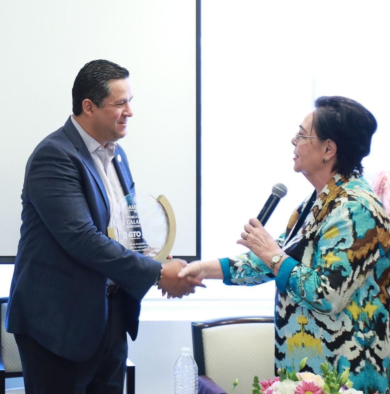 Diego Sinhue Rodríguez presenta libro