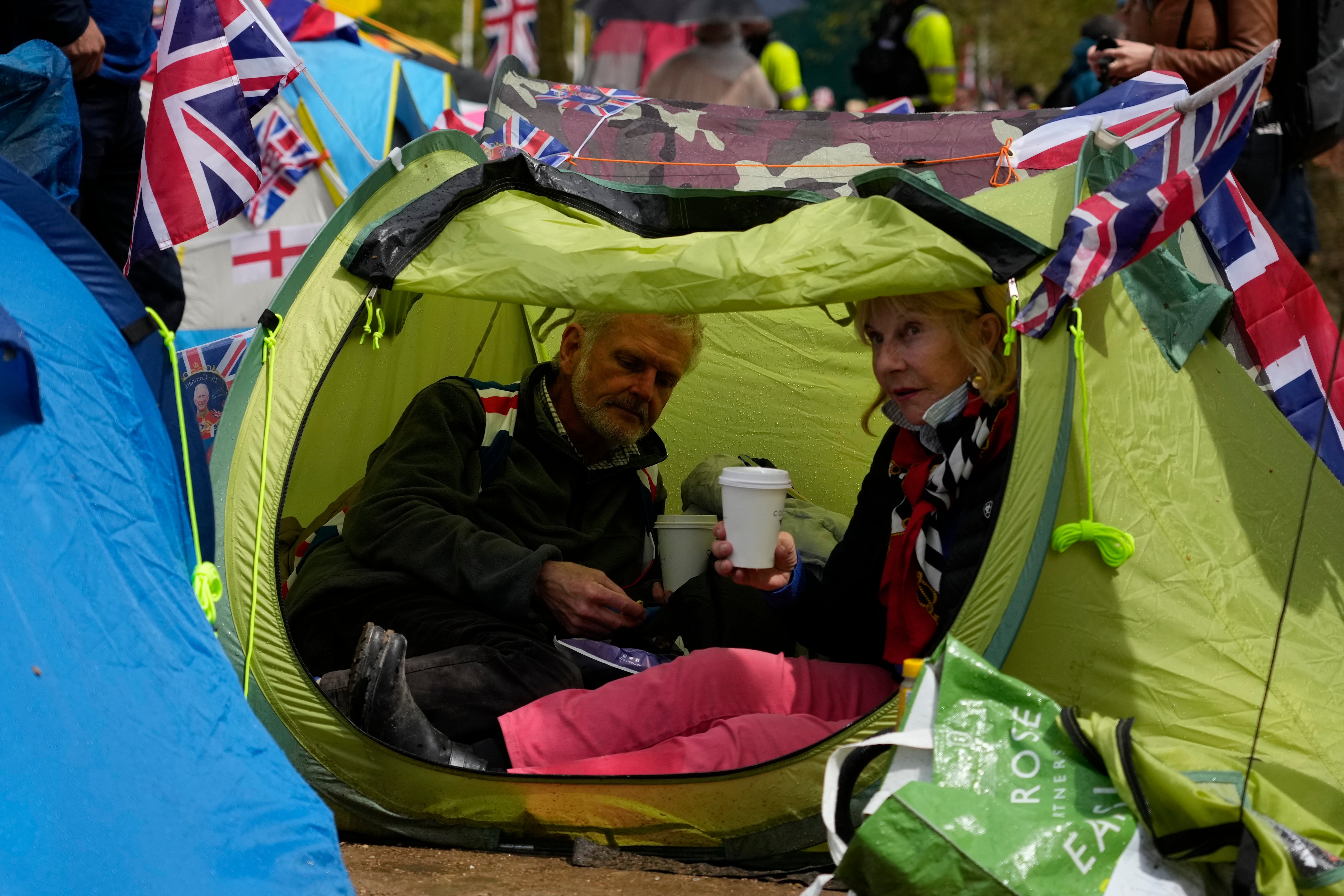 Coronación de Carlos III desata la euforia y acampan cual si fuera concierto