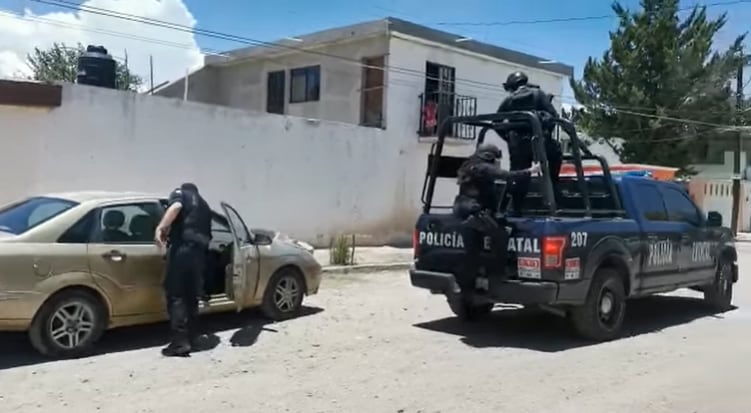 Policía y Guardia Nacional revisan a conductora de auto en Durango