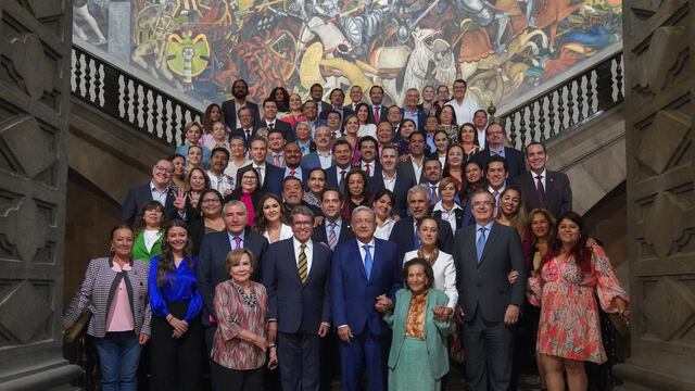 AMLO presume la unidad de Morena tras reunión con corcholatas y senadores