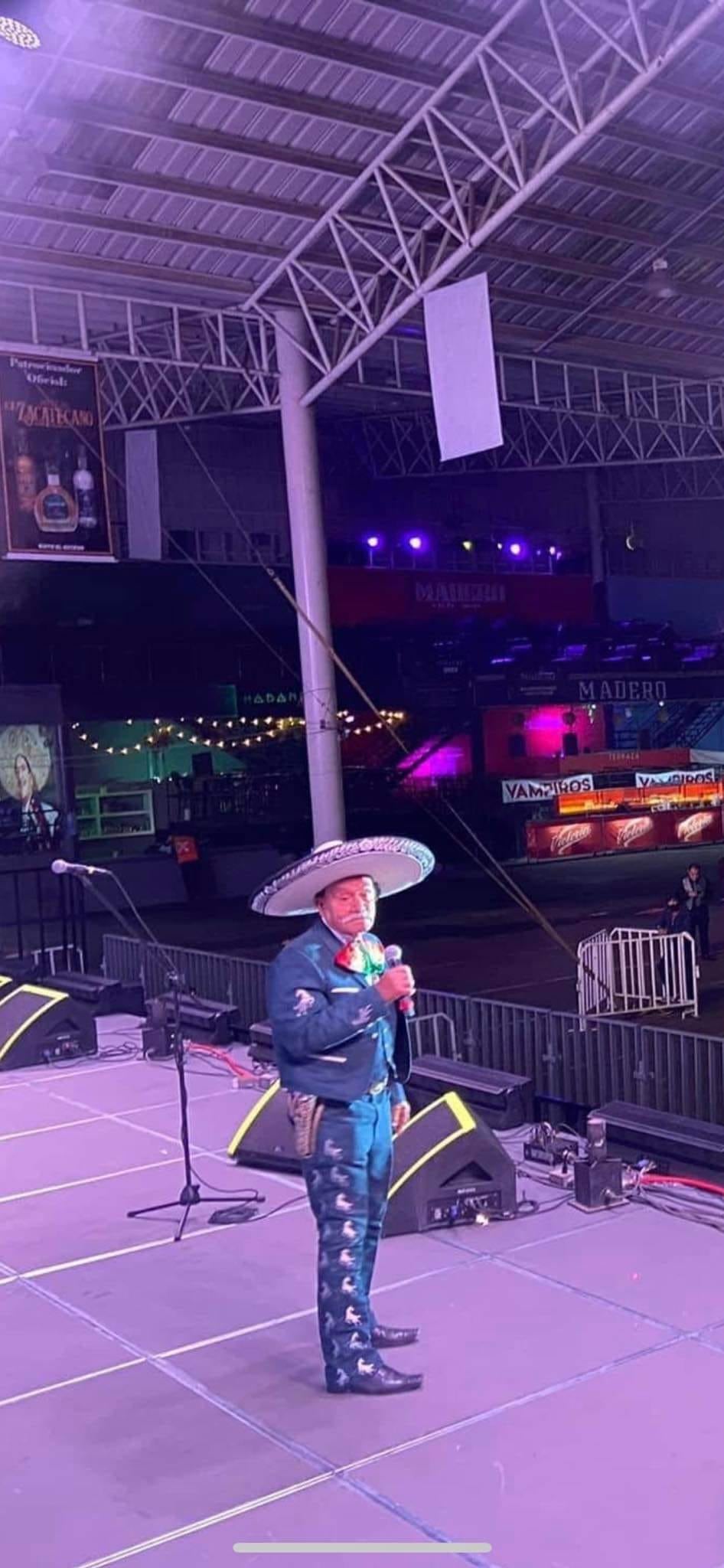Abuelito da concierto en traje de mariachi pero nadie asiste