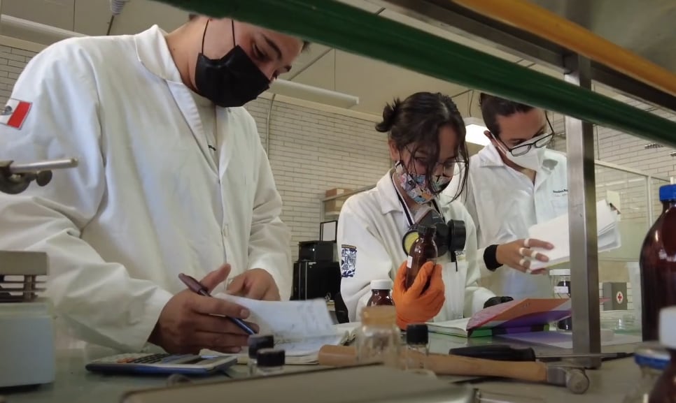 Investigadores de la UNAM logran descontaminar el agua y recuperar petróleo