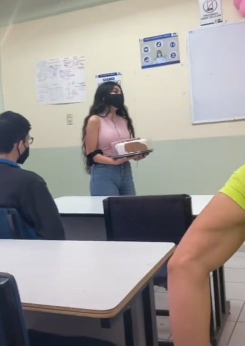 Alumna cantándole a su maestra