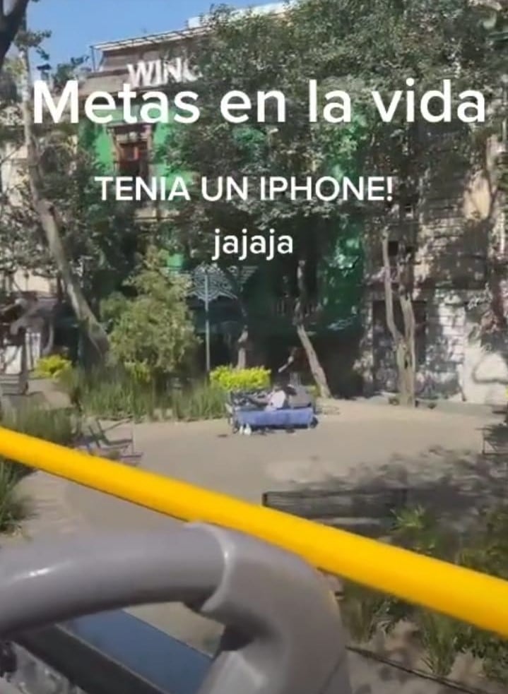 Hombre que vive en la calle pero tiene laptop e iPhone