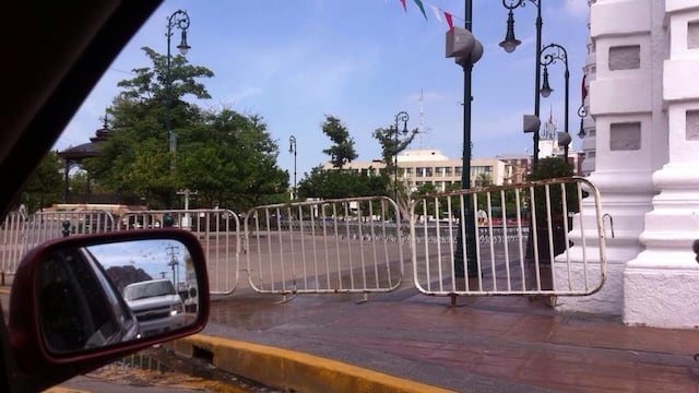<p>Con vallas situadas alrededor del Palacio de Gobierno y de la Plaza Zaragoza, el gobernador de Sonora Guillermo Padrés habría intentado obstaculizar la marcha convocada por "Los Malnacidos" en Hermosillo.</p>