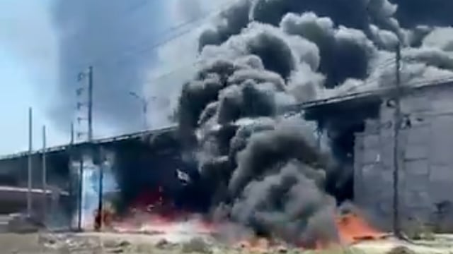 Fuerte accidente en Querétaro: pipa arde tras choque con tren en carretera estatal 100