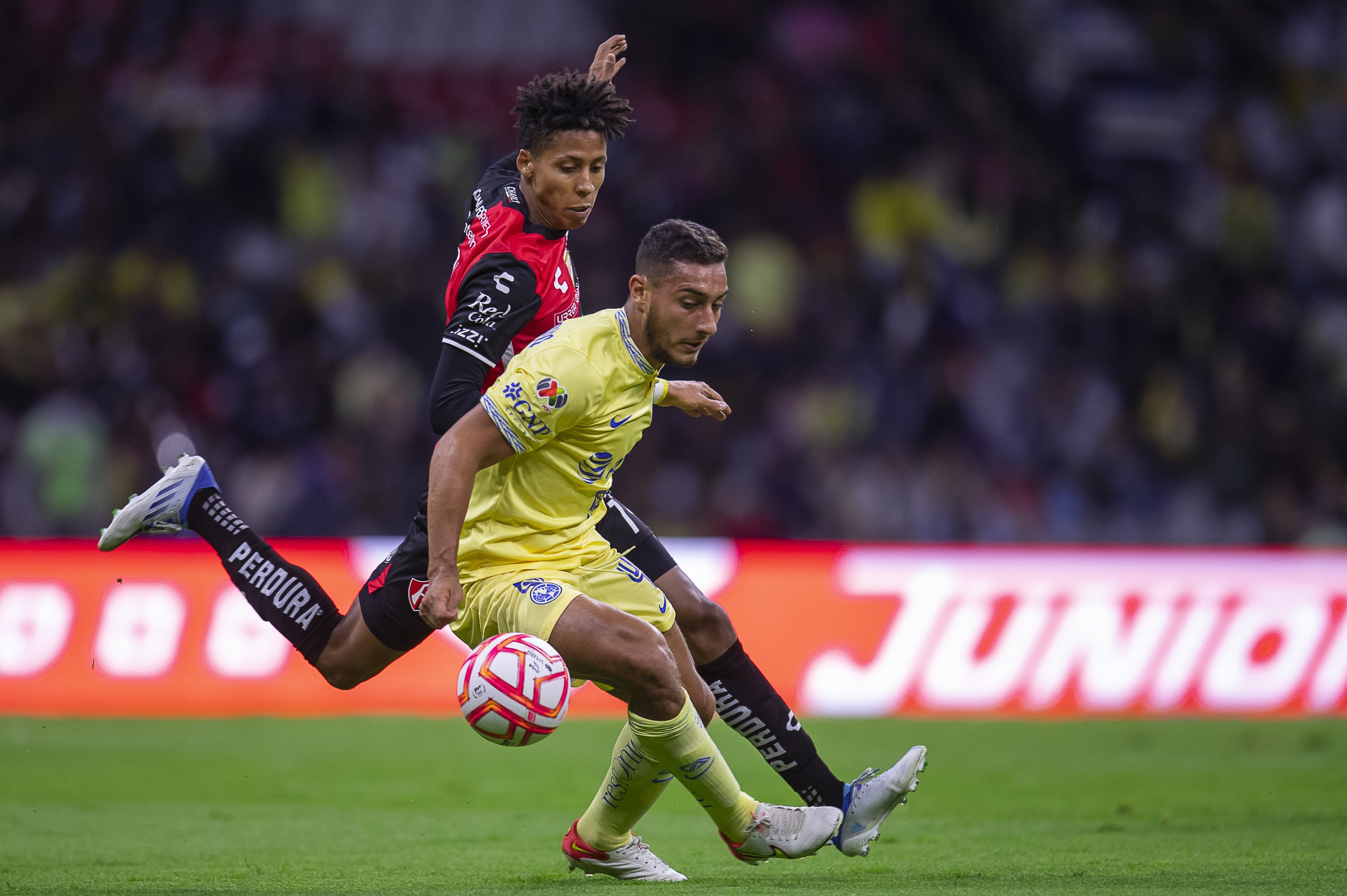 El Club América y el Atlas FC se van al descanso con un empate en el marcador de 0 a 0.