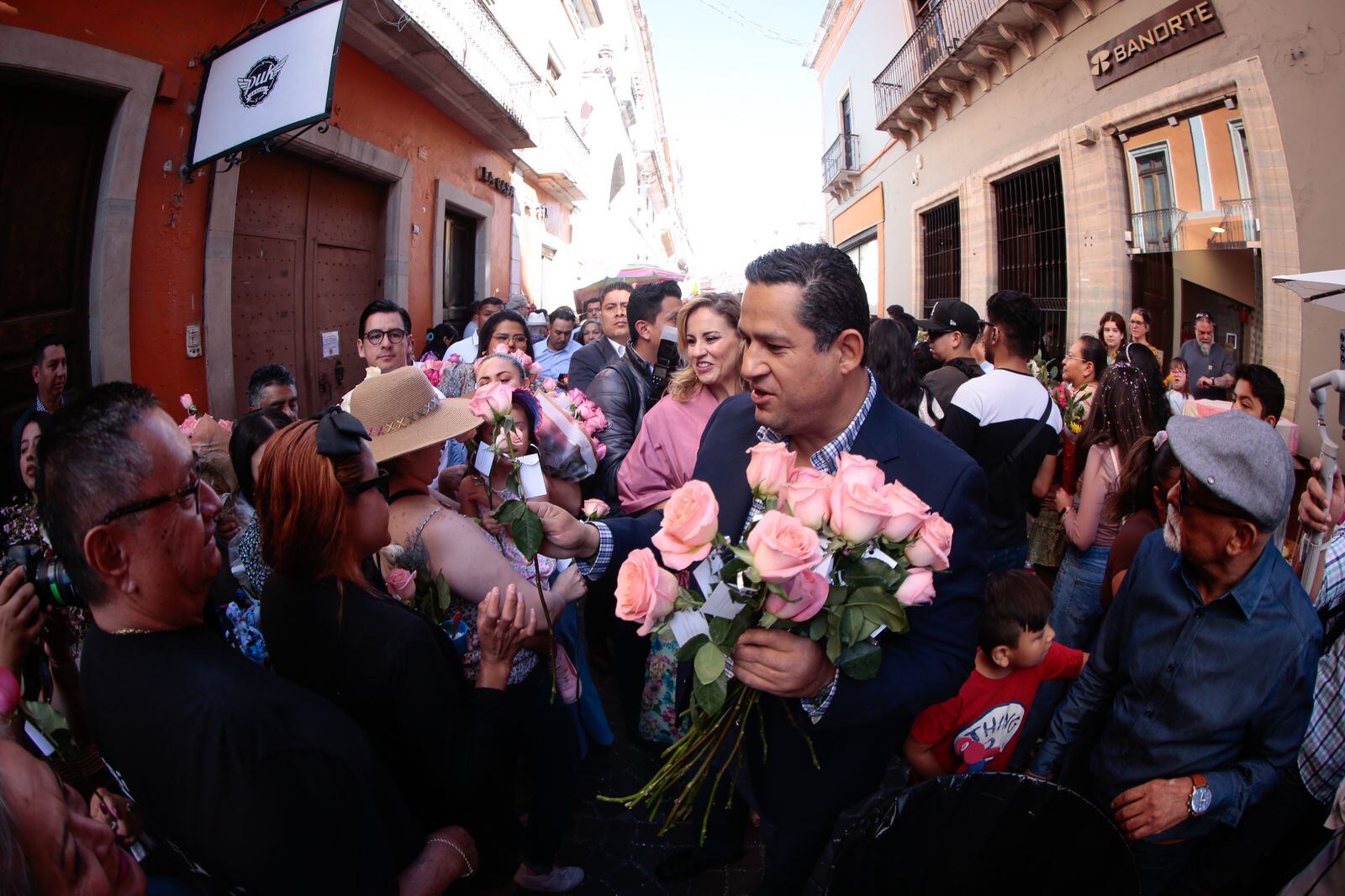 Diego Sinhue Rodríguez entrega reconocimientos
