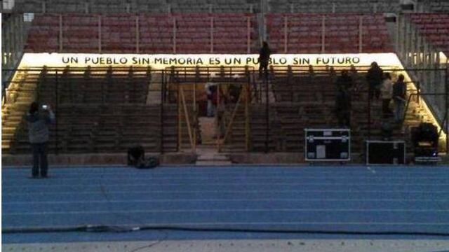 "Un pueblo sin memoria es un pueblo sin futuro": Lema que se ve en el estadio del Chile vs México