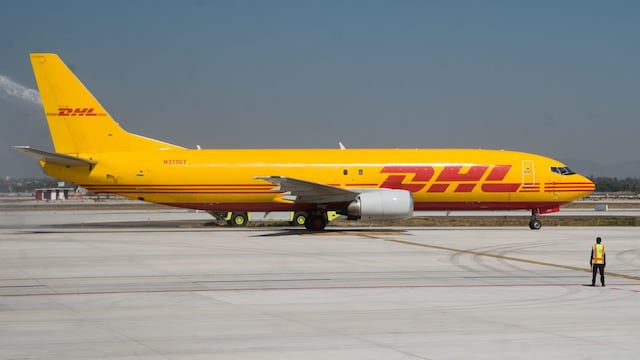 Avión de DHL tras aterrizar en el Aeropuerto Internacional Felipe Ángeles (AIFA)