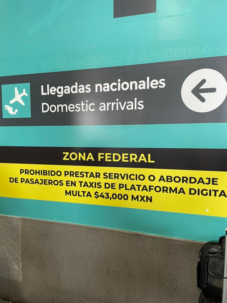 Usuarios se quejan del servicio de taxis del AICM, denuncian altos precios y mucho tiempo de espera