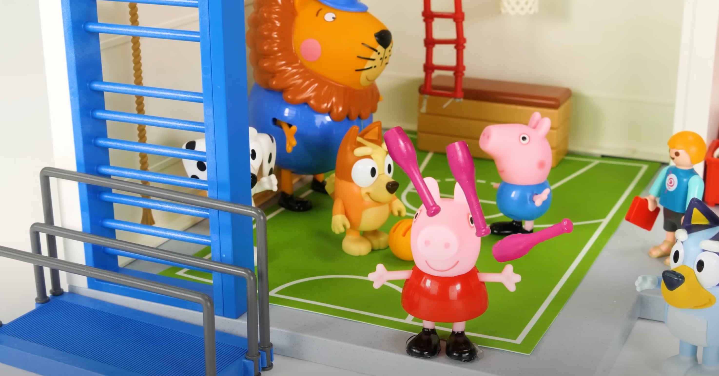 Peppa Pig y Bluey van a la escuela