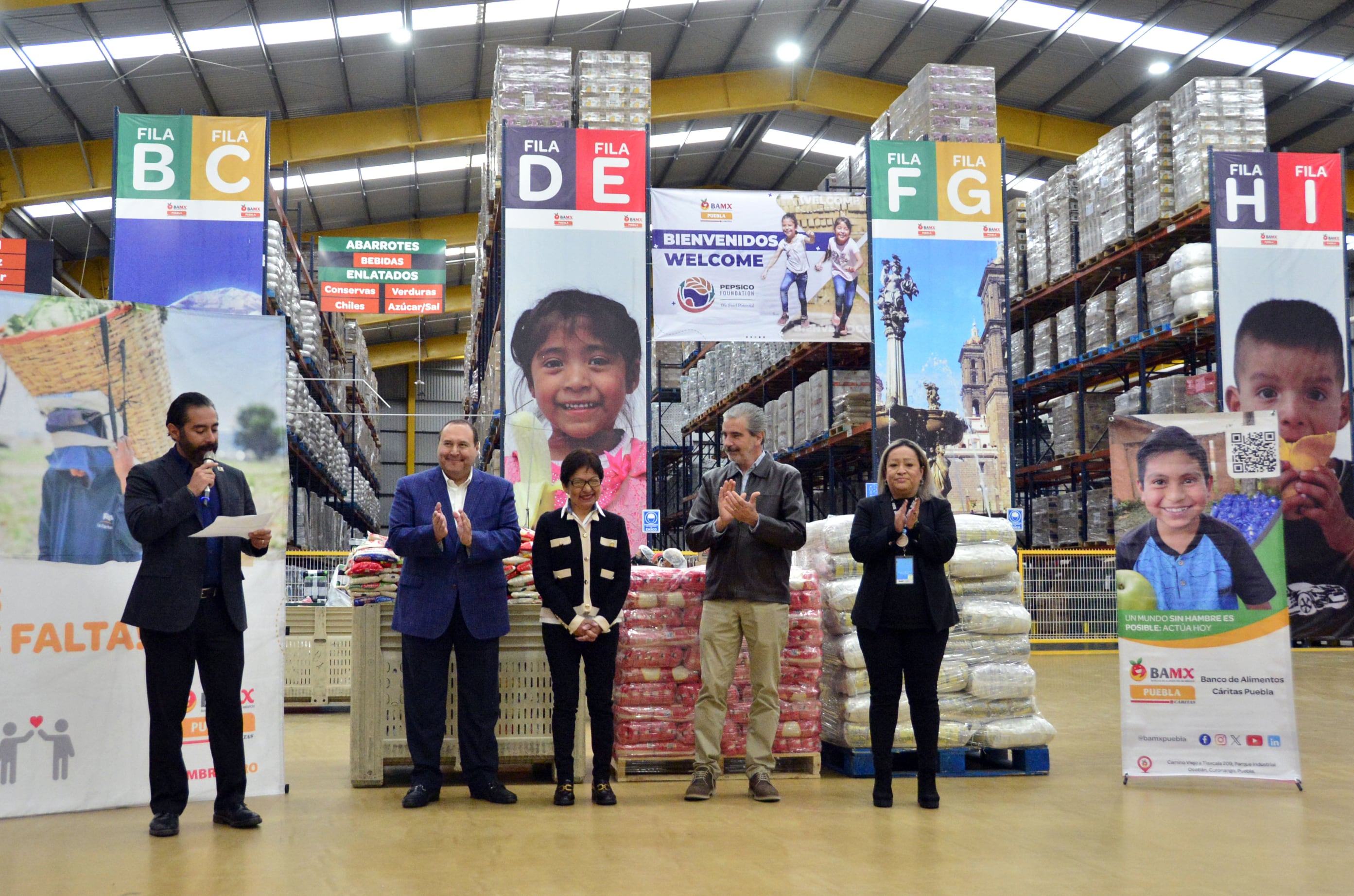 José Miguel Rojas Vértiz, director General del Banco de Alimentos Cáritas Puebla, recibió 9 mil 450 kilos de arroz, frijol y alimentos empaquetados de la BUAP