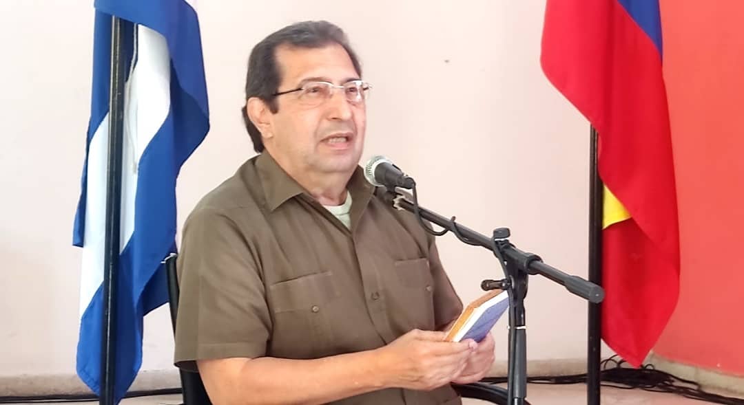 ¿Quién es Adán Chávez?