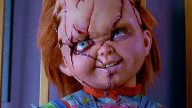 Chucky, el muñeco diabólico, mata a Woody de Toy Story