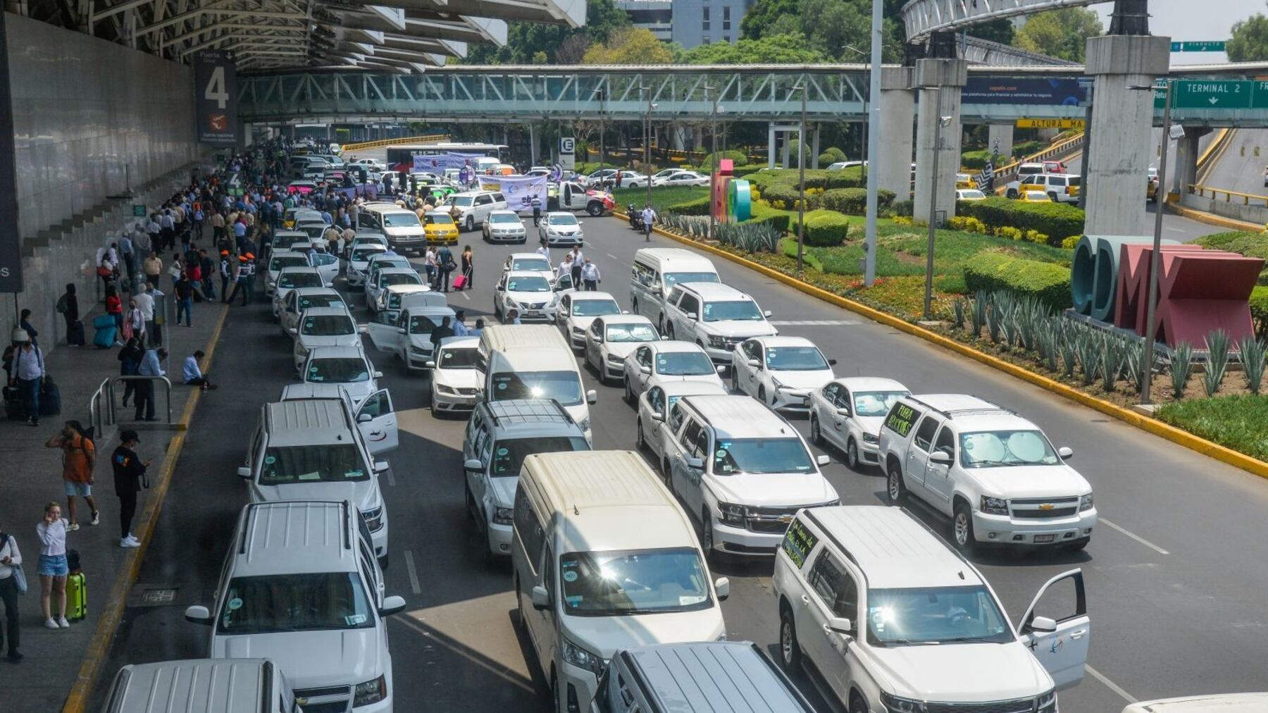 AICM busca acuerdos con taxistas y transporte terrestre mediante mesas de trabajo