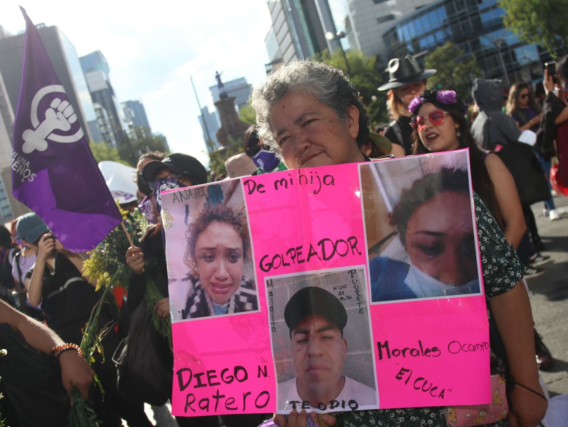 Mamá de una víctima de violencia feminicida exhibe en la marcha del 25N a un agresor: Diego Morales Ocampo