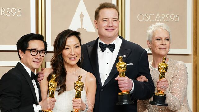 Ke Huy Quan, Michelle Yeoh, Brendan Fraser y Jamie Lee Curtis en los Premios Oscar 2023