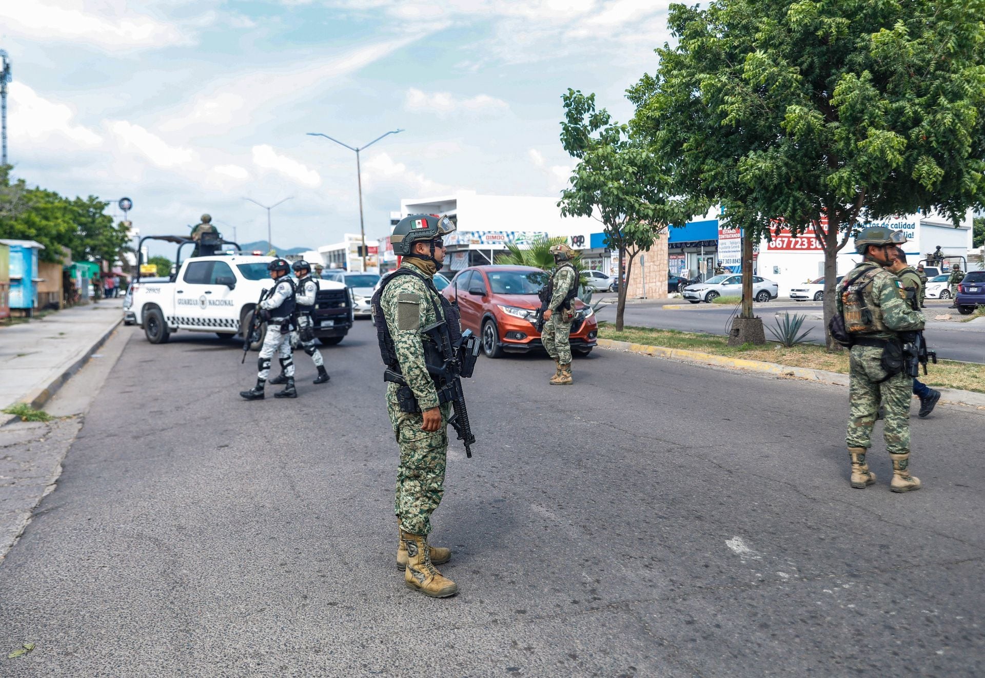A más de un mes de la violencia en Sinaloa, la secretaria de Seguridad Pública ha detenido personas, decomisado vehículos y armas.