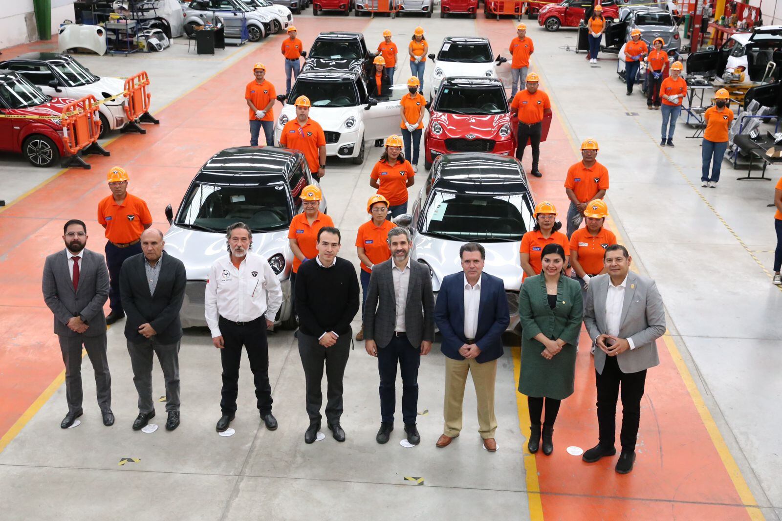 Alejandro Armenta en la planta Olinia