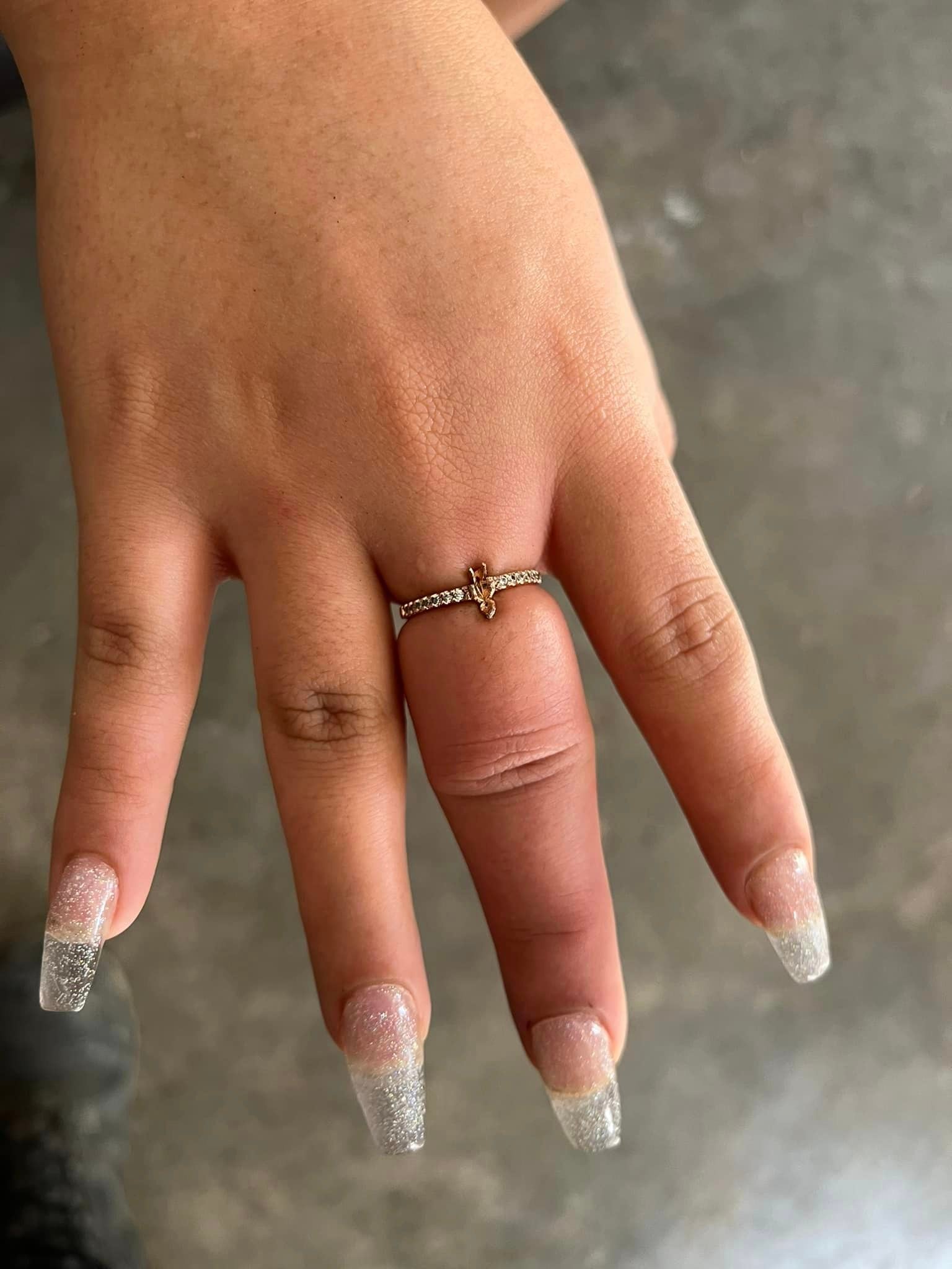 Mujer con anillo dedo atorado en un anillo