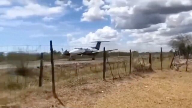 Video del avión que llevó secuestrado al Mayo Zambada a Estados Unidos